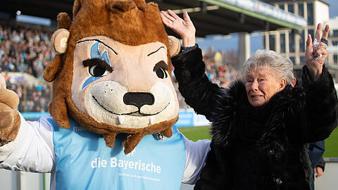 Eine Ikone des TSV 1860: (Noch-) Löwen-Stüberl-Wirtin Christl Estermann. Klicken Sie sich hier durch die Fotos der emotionalen Verabschiedung.