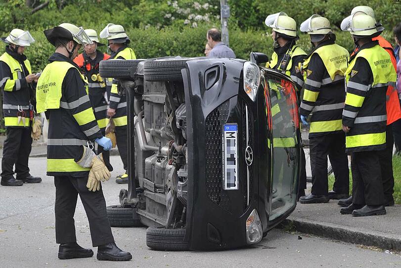 Der Kleinwagen liegt quer, die Fahrerin wurde leicht verletzt.