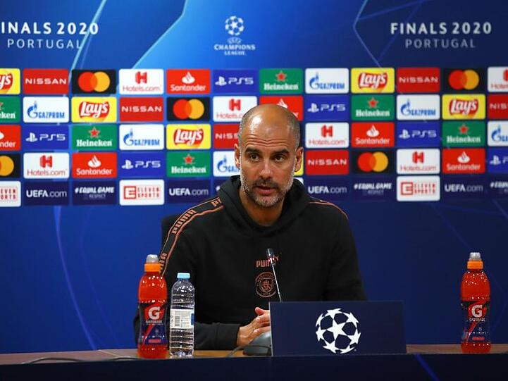 Pep Guardiola spricht bei einer Pressekonferenz.