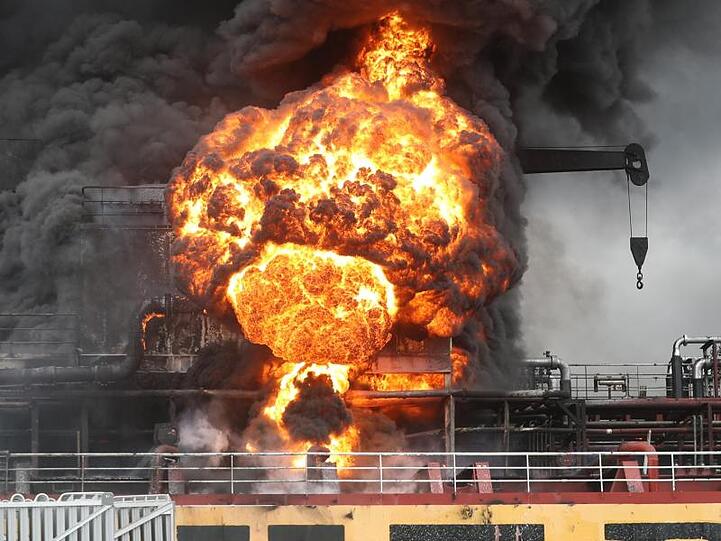 Ein Feuerball und eine Rauchsäule steigen an Bord eines Frachtschiffs im Hafen der südkoreanischen Stadt Ulsan nach einer Explosion auf.