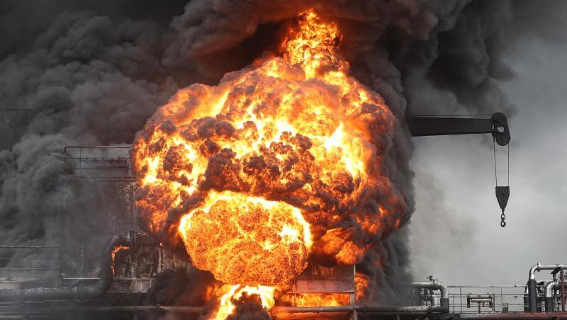 Ein Feuerball und eine Rauchsäule steigen an Bord eines Frachtschiffs im Hafen der südkoreanischen Stadt Ulsan nach einer Explosion auf. Ein Feuerball und eine Rauchsäule steigen an Bord eines Frachtschiffs im Hafen der südkoreanischen Stadt Ulsan nach einer Explosion auf.
