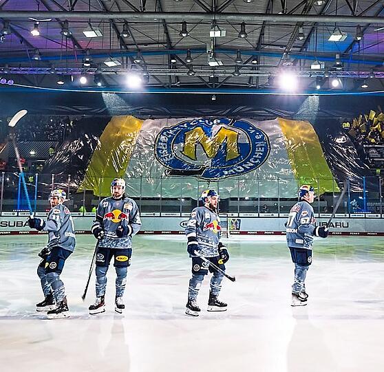 Die Fans haben sich beim "Servus Eisstadion" ziemlich reingehängt.