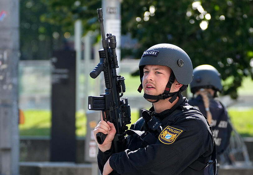 Auch schwer bewaffnete Polizei ist im Einsatz. Auch schwer bewaffnete Polizei ist im Einsatz.