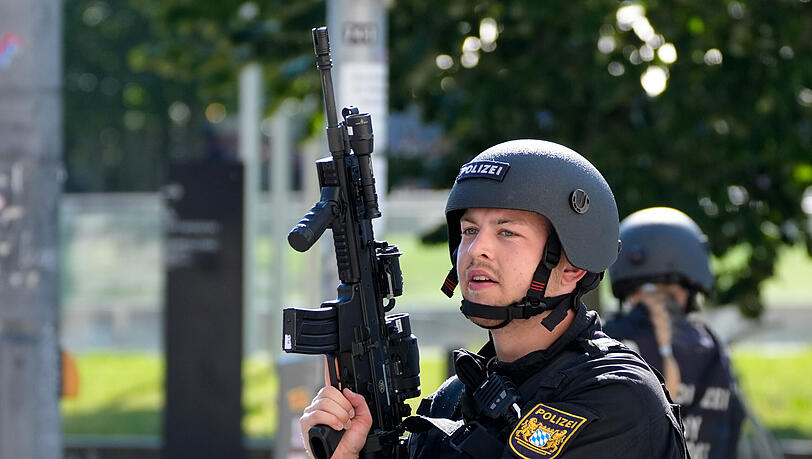 Auch schwer bewaffnete Polizei ist im Einsatz. Auch schwer bewaffnete Polizei ist im Einsatz.