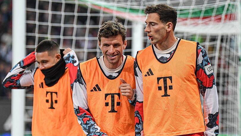 Zwei Kandidaten um die Musiala-Lücke im Mittelfeld zu füllen: Thomas Müller (l.) und Leon Goretzka. Zwei Kandidaten um die Musiala-Lücke im Mittelfeld zu füllen: Thomas Müller (l.) und Leon Goretzka.