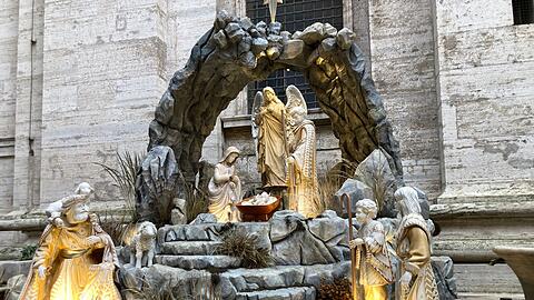 Am Petersdom gibt es eine Krippe, die extra aus Mexiko hergebracht wurde.