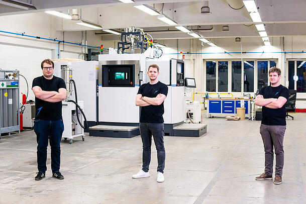 Von links nach rechts: Markus Brandl, Daniel Metzler und Josef Fleischmann sind die Gr&uuml;nder von Isar Aerospace. Das Unternehmen ist seit 2019 von 20 auf &uuml;ber 400 Mitarbeiter gewachsen.