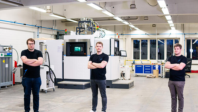 Von links nach rechts: Markus Brandl, Daniel Metzler und Josef Fleischmann sind die Gründer von Isar Aerospace. Das Unternehmen ist seit 2019 von 20 auf über 400 Mitarbeiter gewachsen. Von links nach rechts: Markus Brandl, Daniel Metzler und Josef Fleischmann sind die Gründer von Isar Aerospace. Das Unternehmen ist seit 2019 von 20 auf über 400 Mitarbeiter gewachsen.