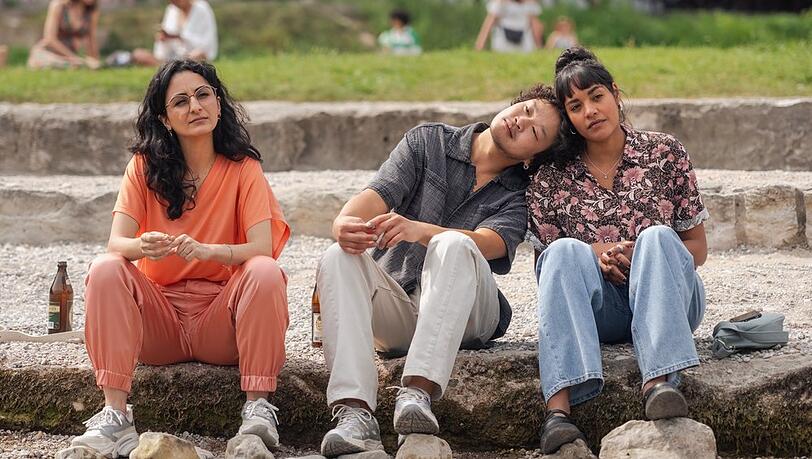 "Damen": Sema (Şafak Şeng&uuml;l, l.), Kim (Viet Pham, M.) und Maya (Salka Weber) an der Isar.