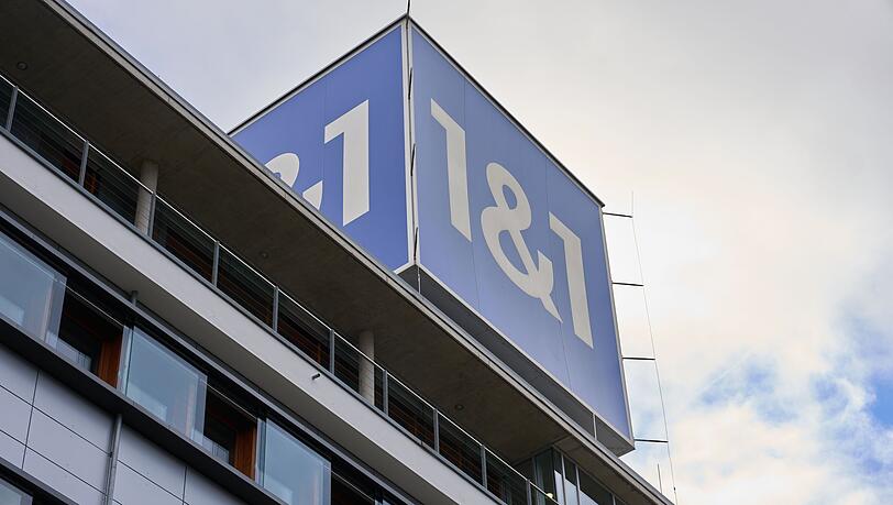 Das 1&1-Firmenlogo auf dem Dach der Firmenzentrale in Montabaur. Das 1&1-Firmenlogo auf dem Dach der Firmenzentrale in Montabaur.
