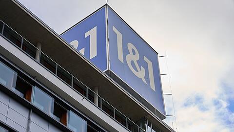 Das 1&1-Firmenlogo auf dem Dach der Firmenzentrale in Montabaur.