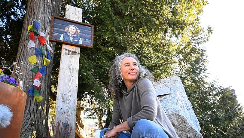 Der Gedenkstein in Garmisch ist auch f&uuml;r die Eltern von Laura Dahlmeier (hier Mama Susi) ein wichtiger Ort der Trauer geworden.