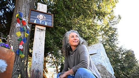 Der Gedenkstein in Garmisch ist auch f&uuml;r die Eltern von Laura Dahlmeier (hier Mama Susi) ein wichtiger Ort der Trauer geworden.