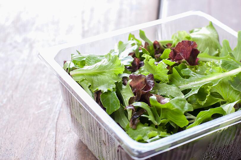 Wie praktisch: Salate, die schon fertig gezupft, gemischt und verpackt sind. Fastfood, aber gesund. Auch hier m&uuml;ssen wir Sie entt&auml;uschen: Bei vorverpackten Salaten bilden sich auf den Bl&auml;ttern schnell Keime, erh&ouml;hte Pestizid- und Chloratwerte sind keine Seltenheit. Wenn dann noch ein Fertig-Dressing dazu kommt, kann von gesund wirklich keine Rede mehr sein ...