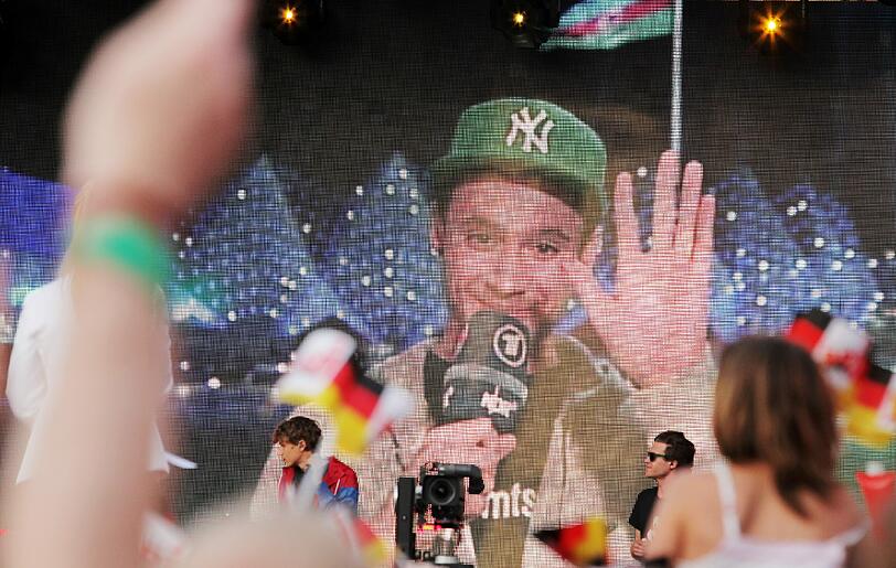 Super Stimmung auf dem ESC-Fanfest auf der Reeperbahn: Trotz der Kritik am diesjährigen Austragungsland feierten die Fans in Hamburg eine unbeschwerte Party. Die Bilder!