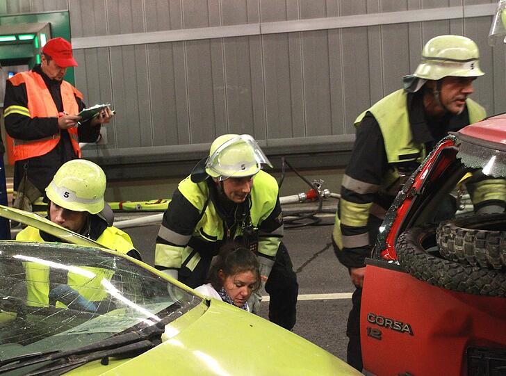 Ein schwerer Autounfall im Tunnel, klaffende Wunden, schreiende Verletzte: Rettungskräfte haben den Ernstfall im Richard-Strauss-Tunnel geprobt. Die AZ war dabei und hat den großen Übungseinsatz verfolgt.