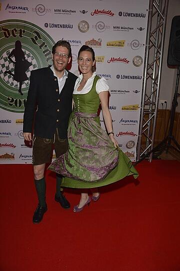 Auch dieses Jahr feierten 2.000 Gäste am Auftakt-Abend der Nacht der Tracht in Dirndl und Lederhosn ein rauschendes Fest im Löwenbräukeller! Bereits zum 12. Mal zapften die Veranstalter Wiesnwirt Christian Schottenhamel und Eventmanager Philip Greffenius beim traditionellen Anstich der Nacht der Tracht das erste Fass gekonnt mit nur zwei Schlägen an, und freuten sich über die gute Stimmung im Festsaal. Die Bilder!