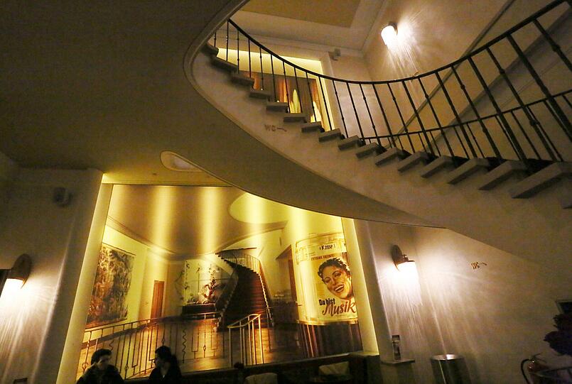Filmproduzentin Ilse Kubaschewski gründete 1956 das erste Premierenkino Deutschlands, den Gloria Palast mit 600 Plätzen. 2012 wurde das Premium Kino nach langer Umbau-Pause von der Kinopolis Gruppe wieder eröffnet. Das Luxus Kino hat jetzt 270 Plätze mit verstellbaren Ledersesseln Fußstützen und kleinen Tischen. Der exclusive Stil der 50-er Jahre wurde im gesamten Kino beibehalten.