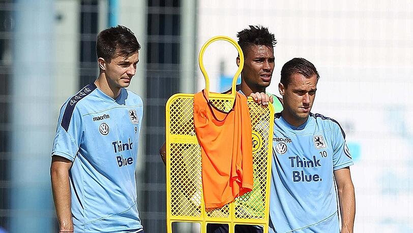 Rubin Okotie (m.) und Stefan Mugosa (l.) treffen mit ihren Nationalteams aufeinander - Okoties Landsmann Michael Liendl (r.), der mit einer Rückkehr ins Team Austria liebäugelt, wurde nicht nominiert. Rubin Okotie (m.) und Stefan Mugosa (l.) treffen mit ihren Nationalteams aufeinander - Okoties Landsmann Michael Liendl (r.), der mit einer Rückkehr ins Team Austria liebäugelt, wurde nicht nominiert.