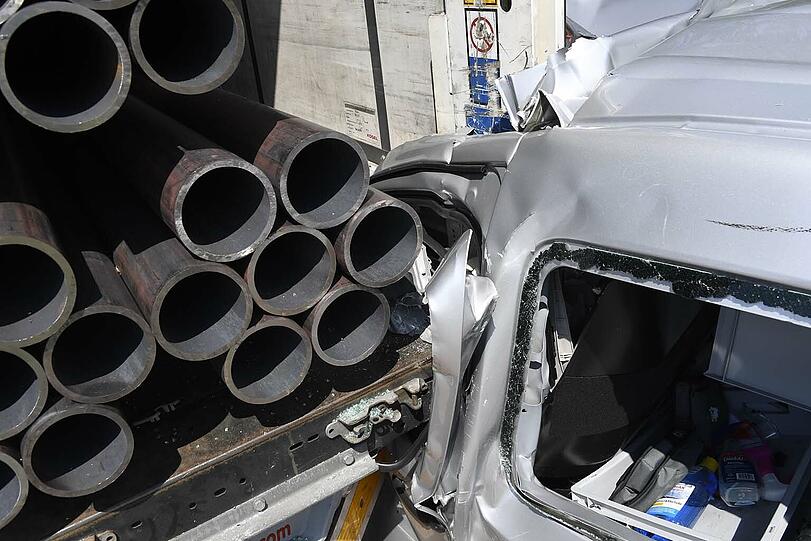 Schwerer Unfall auf der A99, doch der Fahrer kommt wie durch ein Wunder unverletzt aus dem Fahrzeug. Klicken Sie sich durch die Bilder.