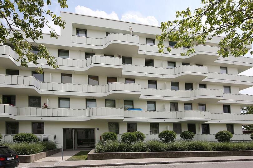 Das Gebäude sieht ein bisschen aus wie ein Hotel in Südeuropa, nur anstatt Meer gibt&rsquo;s nur den Messesee in der Nähe.