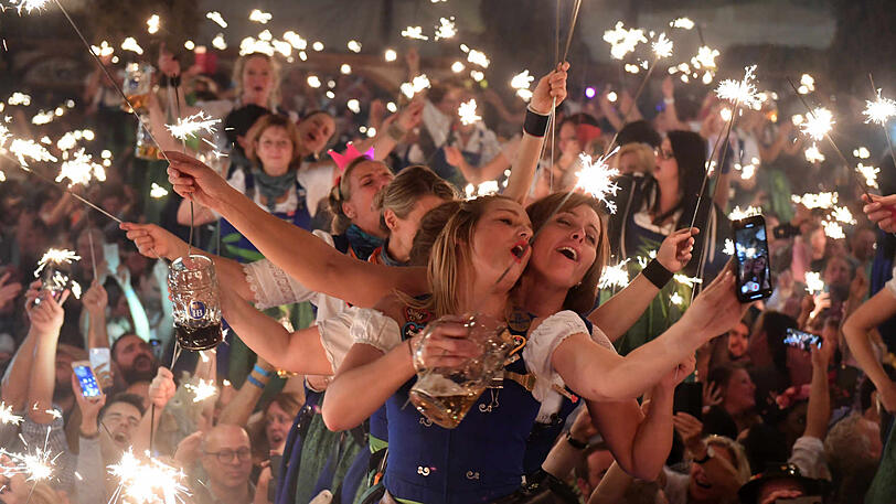 Besondere Stimmung beim Kehraus: Tanzende Bedienungen und Wunderkerzen im Hofbräu-Festzelt.
