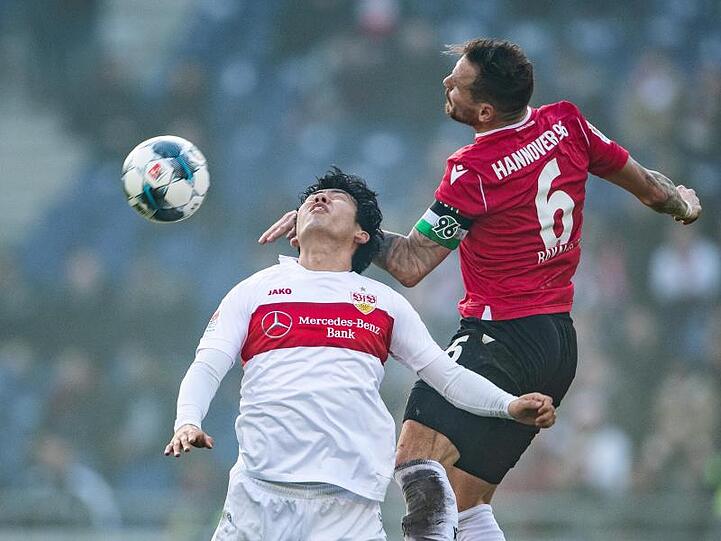 Hannovers Marvin Bakalorz (r) im Zweikampf mit Stuttgarts Wataru Endo.