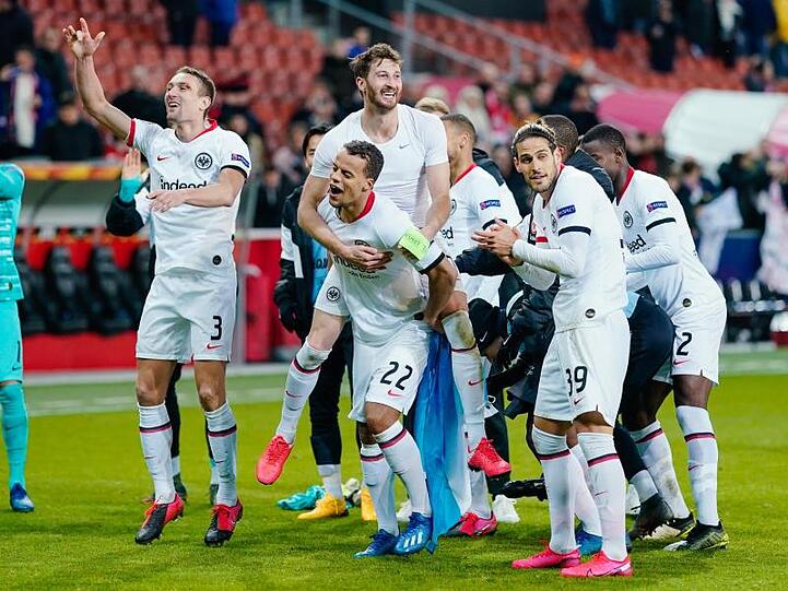 Feierstimmung in Salzburg: Eintracht Frankfurt steht im Achtelfinale der Europa League.