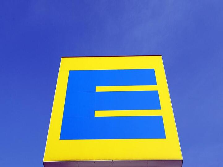 Edeka-Logo auf einer Filiale von Edeka. Neben eigenen Drogeriemärkten sollen künftig auch Bio-Märkte Neugeschäft bringen.