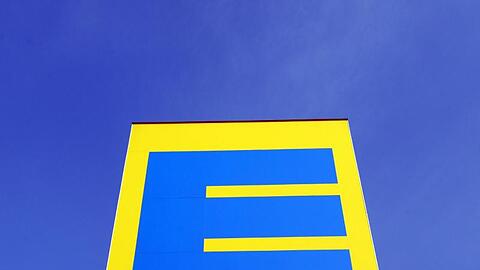 Edeka-Logo auf einer Filiale von Edeka. Neben eigenen Drogeriemärkten sollen künftig auch Bio-Märkte Neugeschäft bringen.