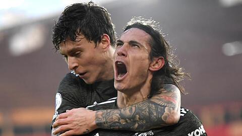 Edinson Cavani (r) kam erst zur Halbzeit, drehte dann aber für Manchester United die Partie.