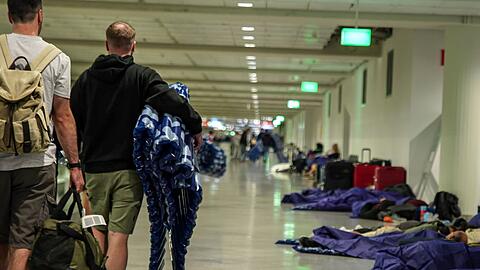 Rund 6.500 Menschen waren von den ausgesetzten Starts und Landungen am Münchner Flughafen betroffen.