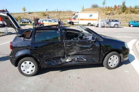 Das Dach des Autos musste entfernt werden: Der Kleinwagen ist nach dem Unfall grob demoliert