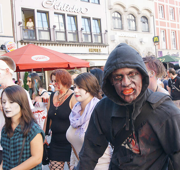 Die neue Staffel von "The Walking Dead" startet demnächst wieder bei FOX. Fans dieser Thriller- Reihe aus aller Welt feiern das auf sehr spekakuläre Art und Weise: Mit einem Zombiewalk. Übel zugerichtet und mit Kunstblut übersät erschrecken gut 700 Fans die Münchner am Karlsplatz Stachus. Die schrägsten Bilder.