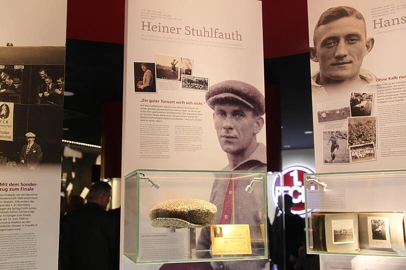 Die berühmte Mütze von Torhüter-Legende Heiner Stuhlfauth ist heute im Club-Museum ausgestellt. In den 1920er-Jahren dominierte Stuhlfauth mit seinem 1. FC Nürnberg den deutschen Fußball.