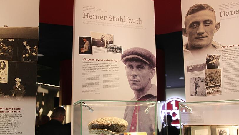 Die berühmte Mütze von Torhüter-Legende Heiner Stuhlfauth ist heute im Club-Museum ausgestellt. In den 1920er-Jahren dominierte Stuhlfauth mit seinem 1. FC Nürnberg den deutschen Fußball. Die berühmte Mütze von Torhüter-Legende Heiner Stuhlfauth ist heute im Club-Museum ausgestellt. In den 1920er-Jahren dominierte Stuhlfauth mit seinem 1. FC Nürnberg den deutschen Fußball.