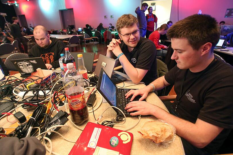 Bilder vom Treffen des Chaos Computer Clubs beim 30. Chaos Communication Congress (30C3). Mit dabei auch der britische Medienkünstler und Veteran des Chaos Computer Clubs (CCC), Tim Pritlove. Die Hacker treffen sich bis zum 30.12.2013 in Hamburg, wo das das größte Treffen der Hackerszene in Europa stattfindet.