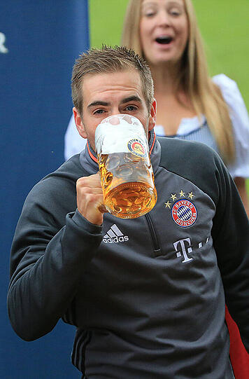 Prost! Kapitän Philipp Lahm beim "bayerischen Dreikampf".