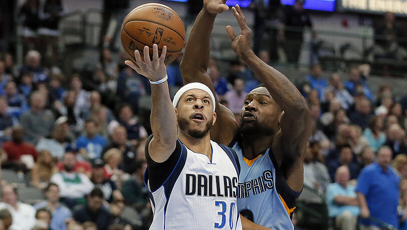 Seth Curry von den Dallas Mavericks (links) im Zweikampf mit Tony Allen von den Memphis Grizzlies. Seth Curry von den Dallas Mavericks (links) im Zweikampf mit Tony Allen von den Memphis Grizzlies.