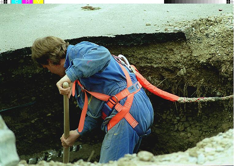 Nach dem Busunglück kam es noch zu kleineren Grundwassereinbrüchen. Hier schüttet ein Arbeiter ein Loch von zwei Metern Durchmesser zu.