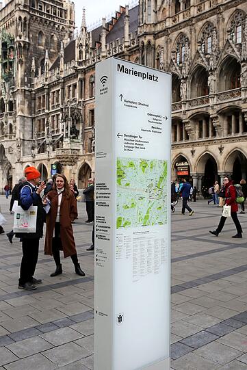 Manche kennen so etwas bereits aus anderen Städten. Jetzt hat auch München Infostelen.