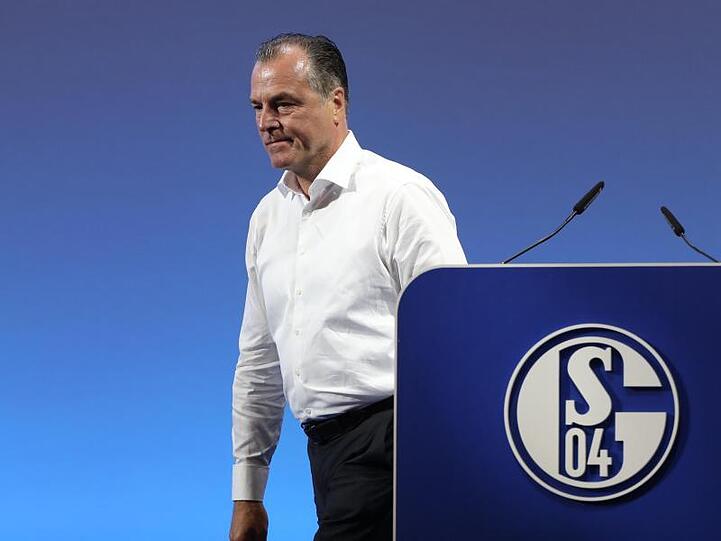 Die Kritik an Schalkes Aufsichtsratschef wegen seiner Äußerungen über Afrika wächst: Clemens Tönnies.