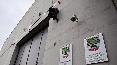 Der Haupteingang der Justizvollzugsanstalt (JVA) Burg, in die der Rechtsextremist Stephan B. nach einem Fluchtversuch in der JVA Halle verlegt wurde.