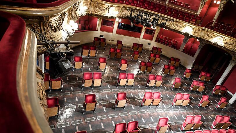 Nun beginnt sie wieder, die staade Zeit der unbesetzten oder gar ausgebauten Plätze in den Theatern.