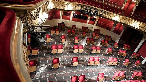Nun beginnt sie wieder, die staade Zeit der unbesetzten oder gar ausgebauten Plätze in den Theatern.
