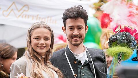 Gestatten, wir sind das neue Narrhalla-Prinzenpaar: Katharina Ibscher und Frederik Jehle haben ihren ersten Prinzenwalzer auf dem Viktualienmarkt souverän gemeistert. Die beiden 23-Jährigen sind auch im echten Leben ein Paar.