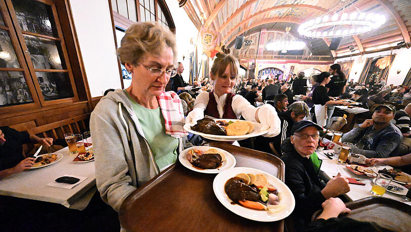 Knödel, Gemüse und Fleisch gibt es bei der Obdachlosenweihnacht im Hofbräuhaus. Serviert wird das Essen von Freiwilligen.