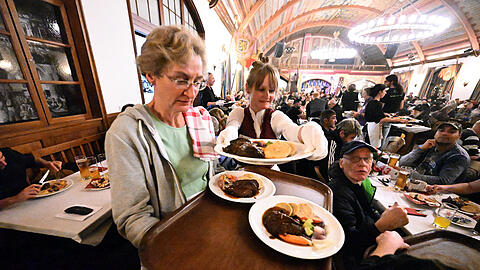 Knödel, Gemüse und Fleisch gibt es bei der Obdachlosenweihnacht im Hofbräuhaus. Serviert wird das Essen von Freiwilligen.
