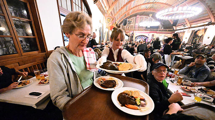 Knödel, Gemüse und Fleisch gibt es bei der Obdachlosenweihnacht im Hofbräuhaus. Serviert wird das Essen von Freiwilligen.