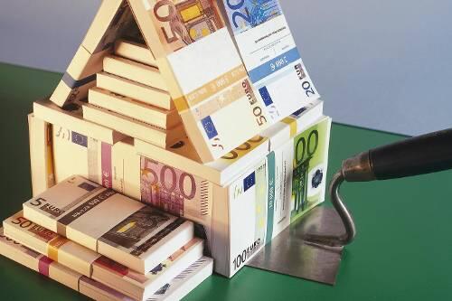 Häuslebauer können sich freuen: Die Zinsen sinken - das spart Geld.